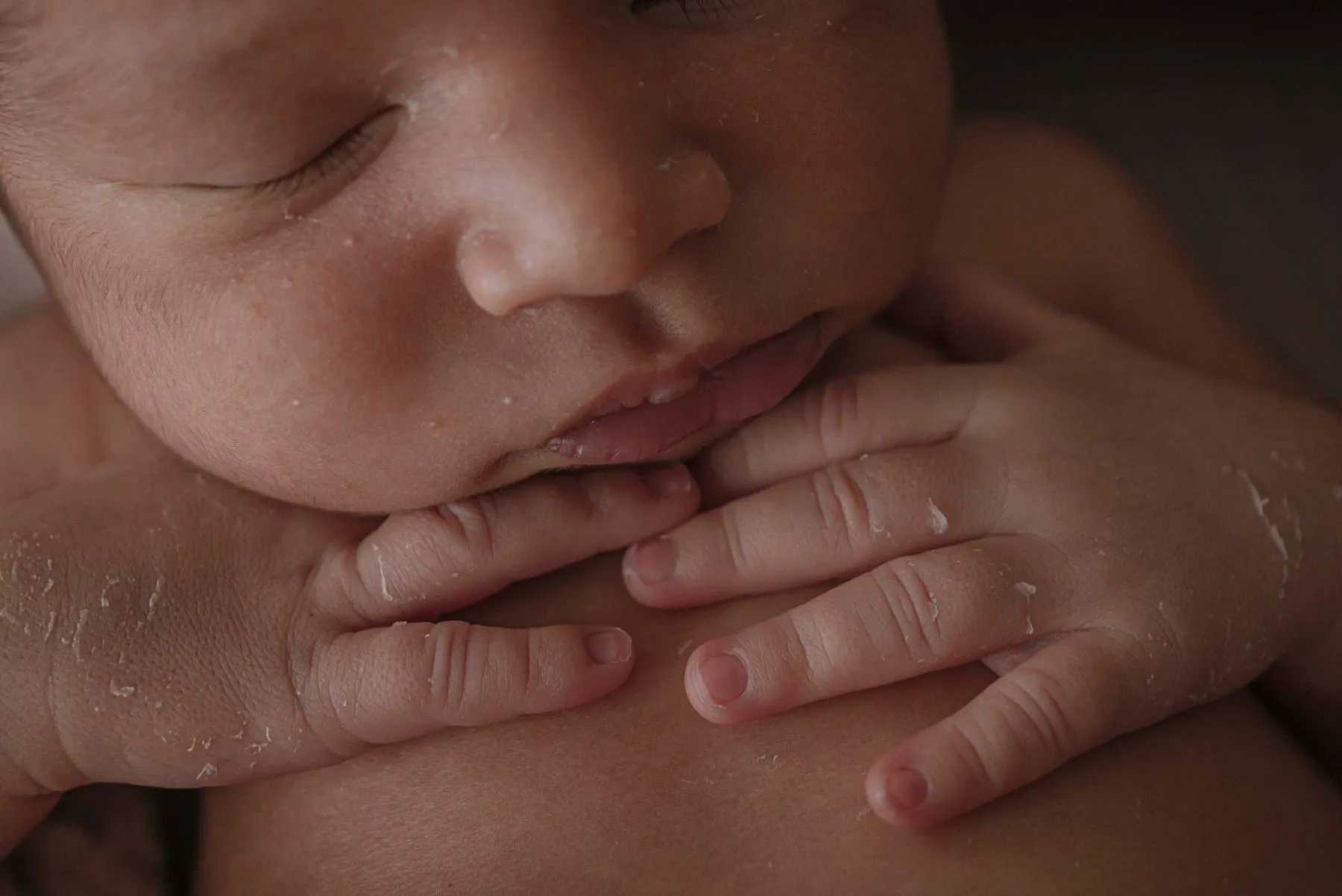 Friedlich schlafendes Baby mit aneinandergelegten Händen